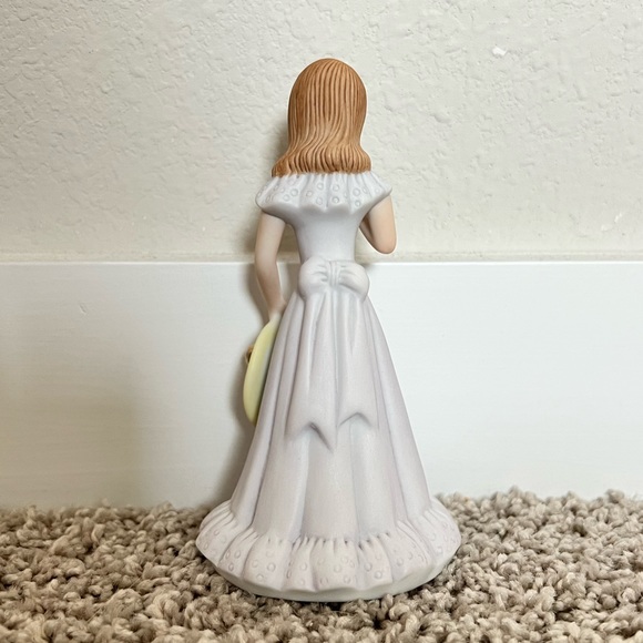 Enesco Vintage Growing Up Girls “Brunette Age 12” Porcelain Figurine, 5.75 - Picture 2 of 3